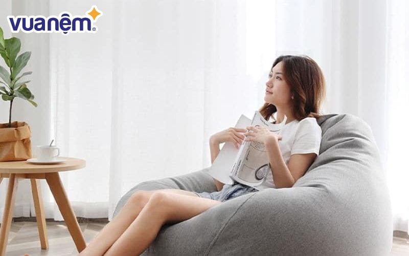 Gối đọc sách dạng gối lười – hay Bean Bag – được thiết kế với lớp vỏ mềm mại và phần ruột chứa hạt xốp linh hoạt