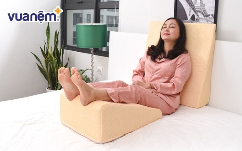 Gối gác chân thường làm từ cao su non hoặc foam