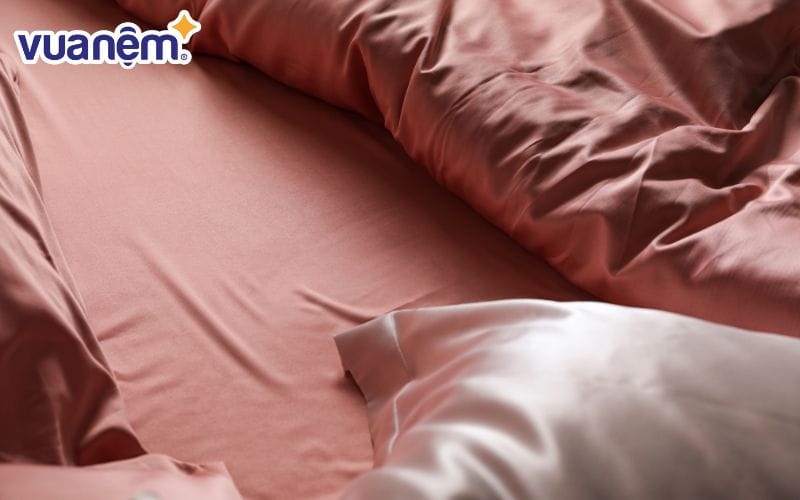 Vua Nệm còn có đủ bộ chăn chăn ga gối nệm đa dạng chất liệu, từ lụa cao cấp mềm mại, đến cotton thoáng mát