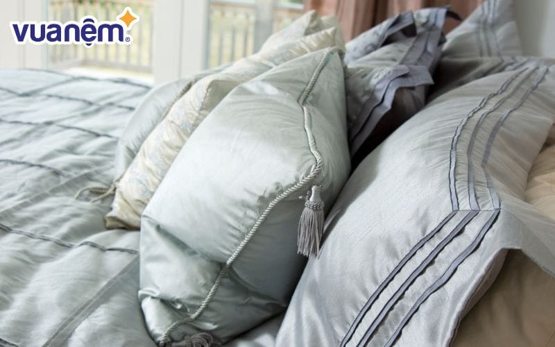Vỏ gối lụa satin giảm tình trạng rối tóc