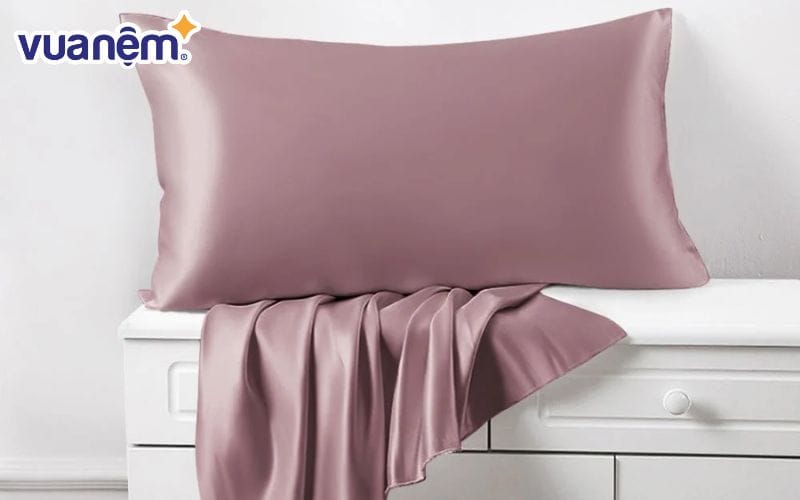 Gối lụa mềm mại, tạo cảm giác dễ chịu khi ngủ