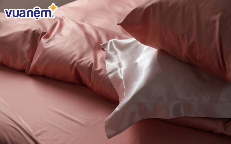 Nhiều người thắc mắc gối lụa tơ tằm hay gối lụa satin, loại nào tốt cho da và tóc?