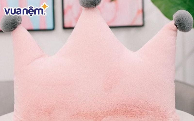 Gối đầu giường hình vương miện với tông màu hồng ngọt ngào