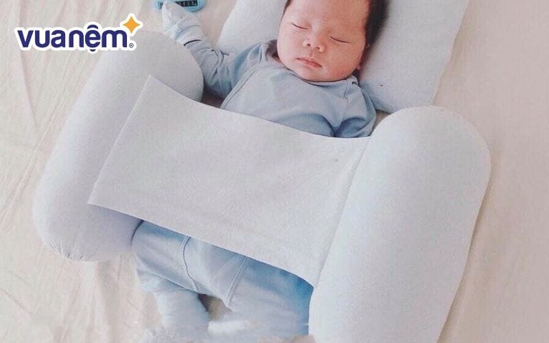 Nên mua gối chặn có phần vỏ gối và được làm từ chất liệu vải mềm, ruột gối được làm từ bông mềm mại