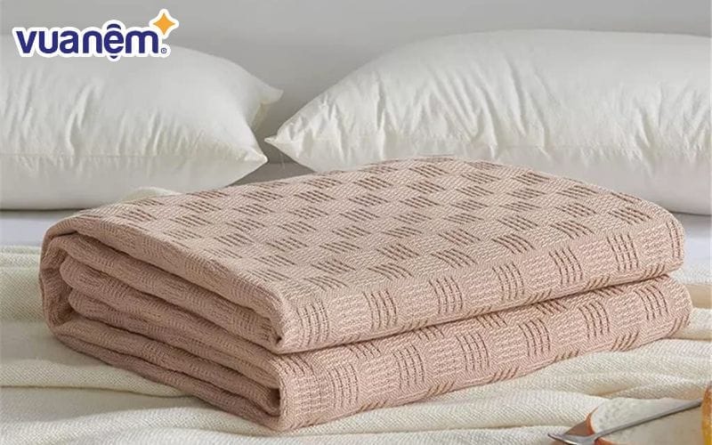 Chăn có hoạ tiết và màu sắc trẻ trung phù hợp với người trẻ