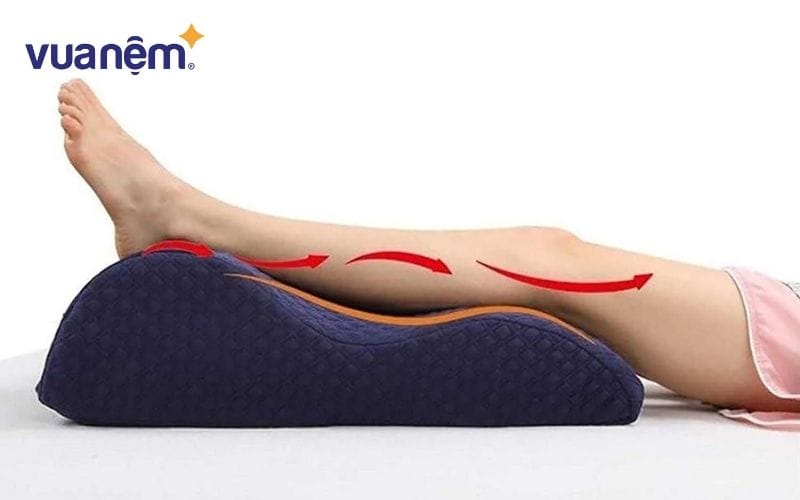 Kê chân lên gối khi ngủ hỗ trợ lưu thông máu