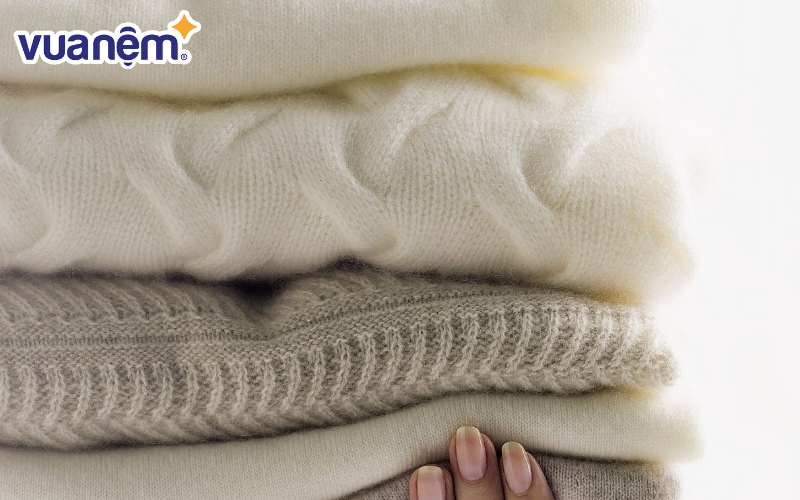 Kết nối giữa các sợi len khá dễ đứt, kéo theo nhiều đoạn len tuột theo