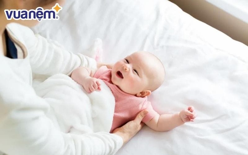 Dù nằm ở tư thế nào bạn cũng nên để trẻ thay đổi tư thế thường xuyên để tránh tình trạng bẹt đầu