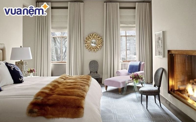 Dùng rèm cửa dày để chắn gió lạnh, làm ấm phòng ngủ