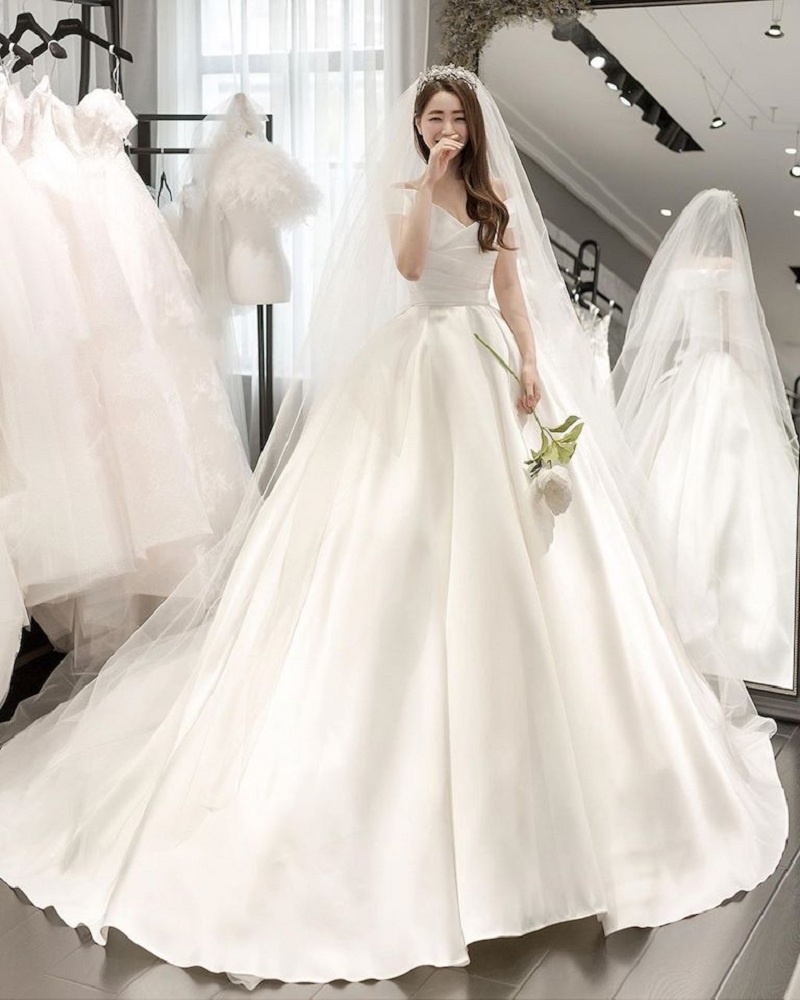 Cô dâu đi thử váy cưới trước lễ cưới