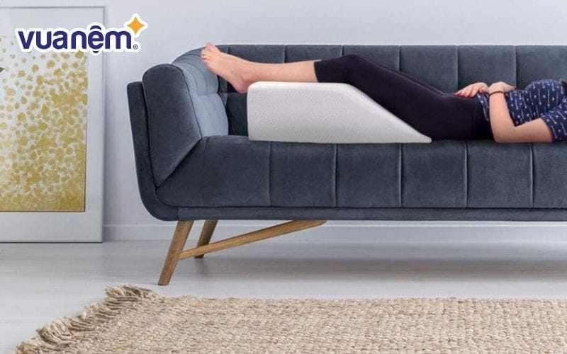 Nằm ngửa và gác chân cao có thể cải thiện tình trạng đau lưng