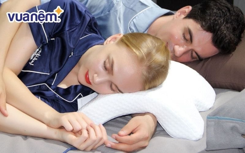 Gối kê tay là trợ thủ đắc lực cho những ai có thói quen ngủ nghiêng