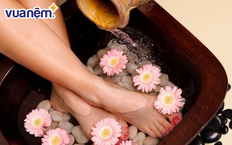Ngâm chân bằng nước ấm sẽ giúp nâng niu giấc ngủ ngày xuân