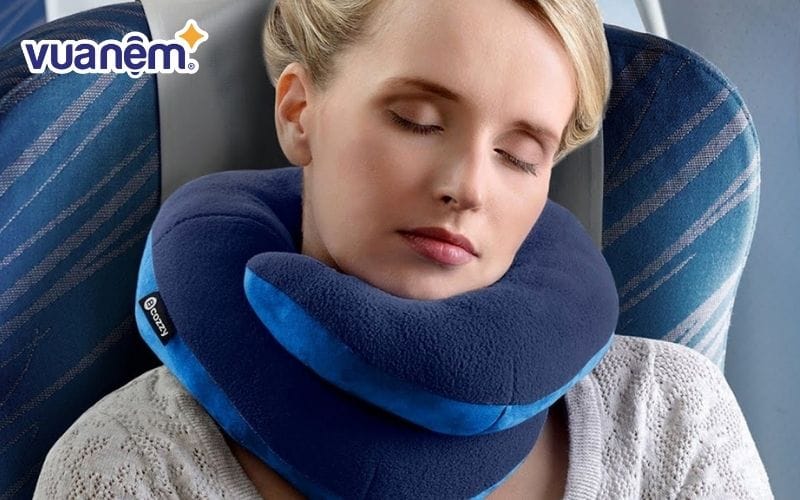 Gối đi máy bay Bcozzy Chin nổi bật với tính năng hỗ trợ cằm và cố định tư thế của đầu