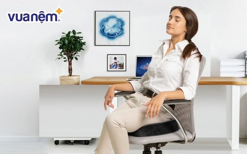 Gối kê mông là giải pháp hỗ trợ đắc lực cho nhân viên văn phòng