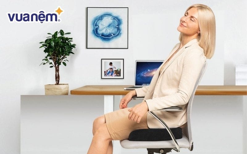 Sử dụng gối kê mông giúp tăng cảm giác thoải mái khi ngồi lâu
