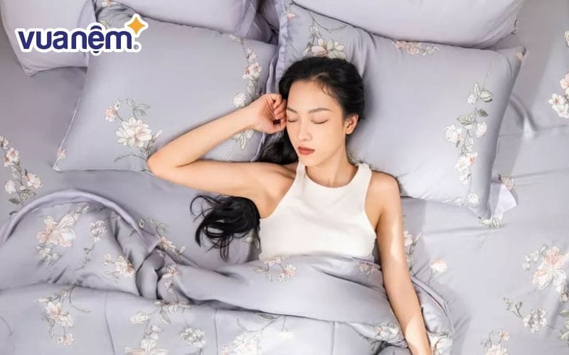 Nằm gối đúng cách để giữ cột sống đúng vị trí và cải thiện hô hấp