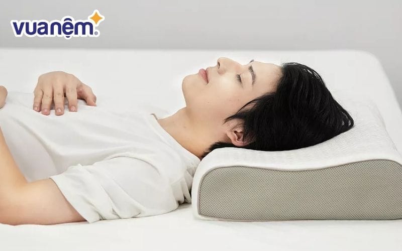 Chọn gối ngủ có độ cao phù hợp khi nằm ngửa giúp ngủ ngon và tốt cho xương cổ