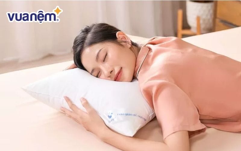 Khi nằm sấp nên chọn gối mỏng để đảm bảo nằm gối đúng cách