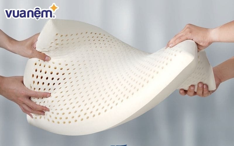 Gối kê lưng thoát vị đĩa đệm nên chon chất liệu cao su non