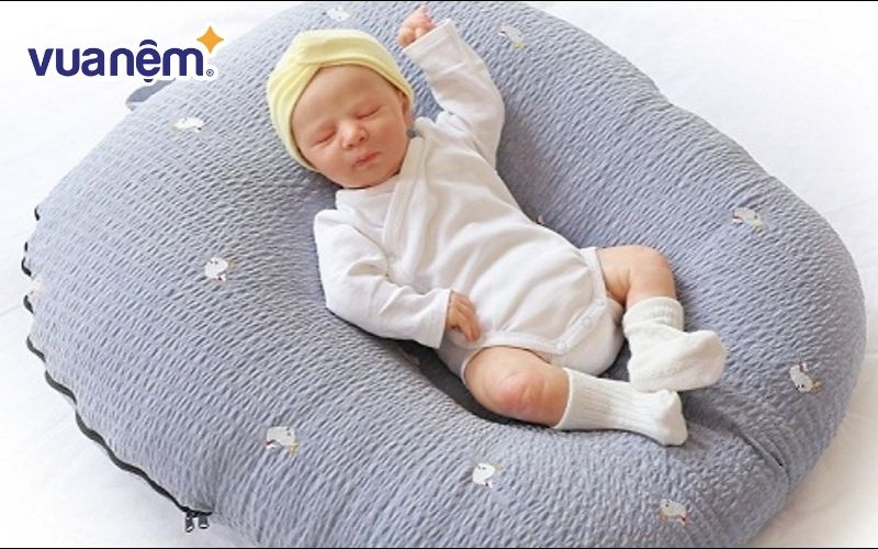 Theo dõi trẻ sơ sinh nằm ngủ trên gối chống trào ngược