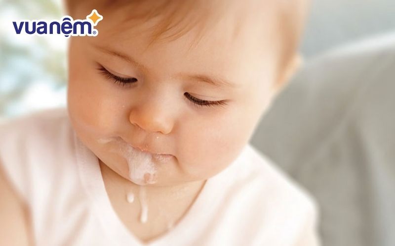 Trẻ bị nôn trớ là biểu hiện bé bị trào ngược