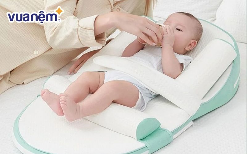Sử dụng gối chống trào ngược cho trẻ sơ sinh cần tìm hiểu kỹ càng