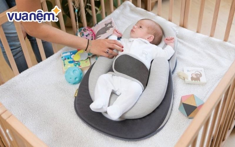Gối Babymoov có thiết kế lõm kèm theo độ dốc đặc biệt