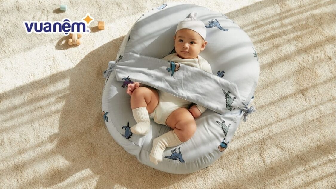 trẻ sơ sinh nằm ngủ trên gối chống trào ngược