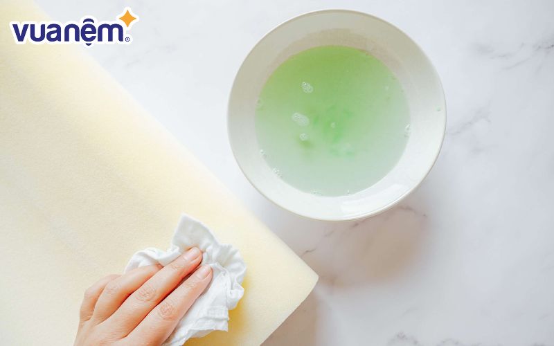 Vệ sinh gối foam bằng dung dịch tẩy rửa