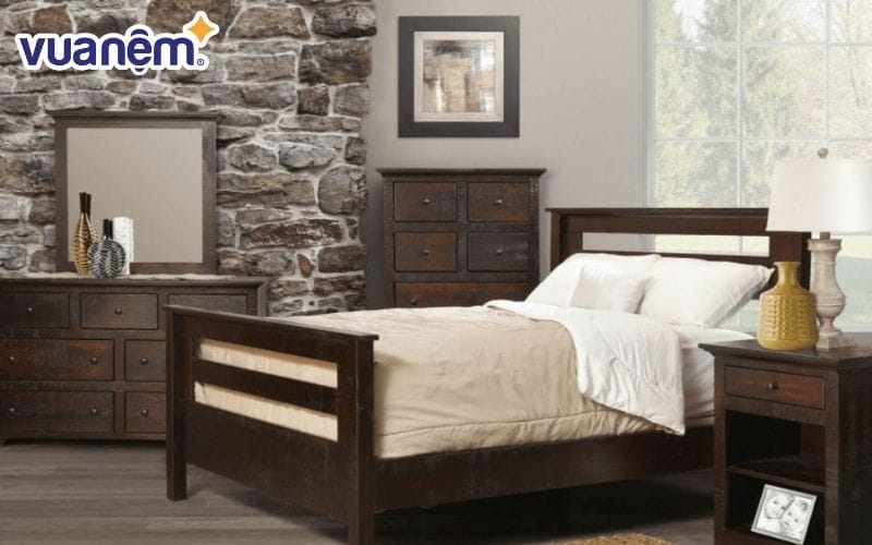 Chất liệu gỗ lim kết hợp với màu sơn đen tuyền đã tạo nên vẻ đẹp ấn tượng cho giường