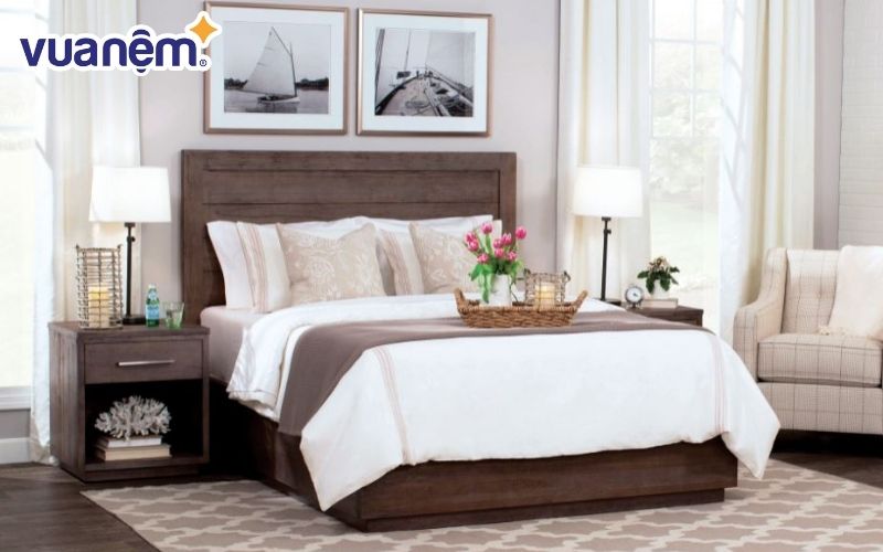 Thiết kế của giường ngủ gỗ lim nổi bật với màu đỏ nâu