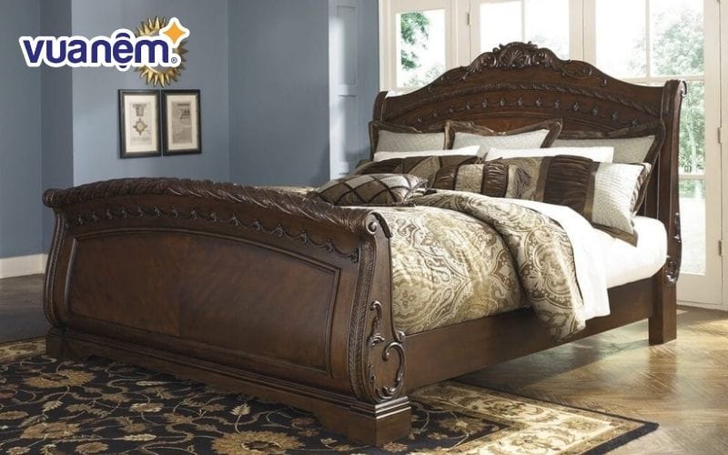 Mẫu giường ngủ gỗ đinh hương cổ điển có giá thành rất cao do yêu cầu sự tinh xảo trong từng chi tiết chạm khắc