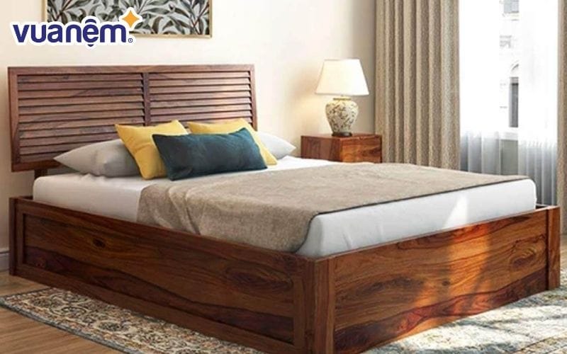 Mẫu giường gỗ Hương dạng bệt mang đến cảm giác gần gũi, vững chãi và tạo sự cân đối cho không gian phòng ngủ.