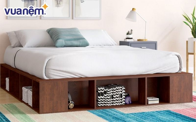 Giường ngủ từ gỗ lim được thiết kế hiện đại và thông minh giúp tiết kiệm không gian.