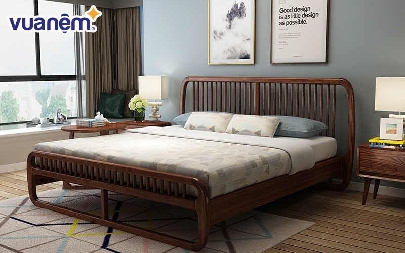 Giường gỗ lim được thiết kế tinh tế theo phong cách cổ xưa vừa lạ mắt lại ấn tượng.