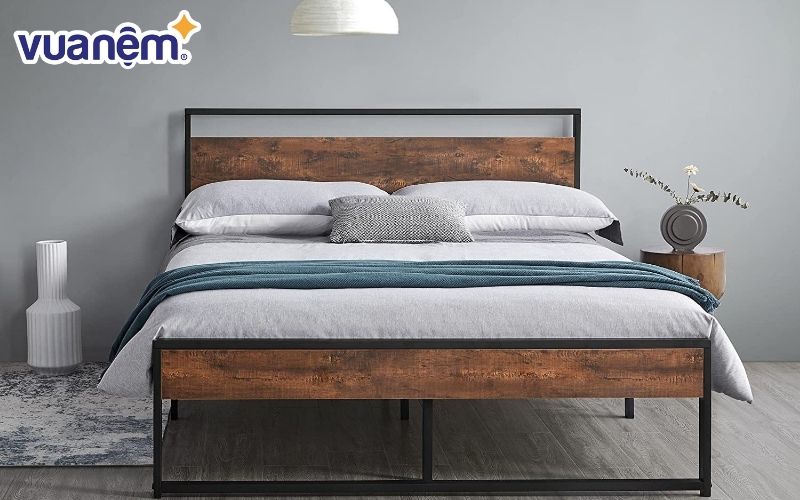 Giường ngủ gỗ lim với màu sắc trầm tạo cảm giác sang trọng cho không gian