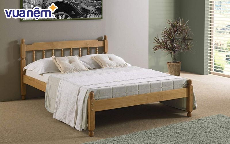 Gỗ pơ mu Lào là Gỗ có màu vàng trắng, mùi thơm ít, độ đậm đặc tinh dầu thấp.