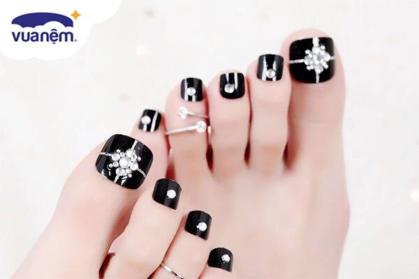 300+ nail chân màu trắng đơn giản, sành điệu và sang trọng cho phái đẹp
