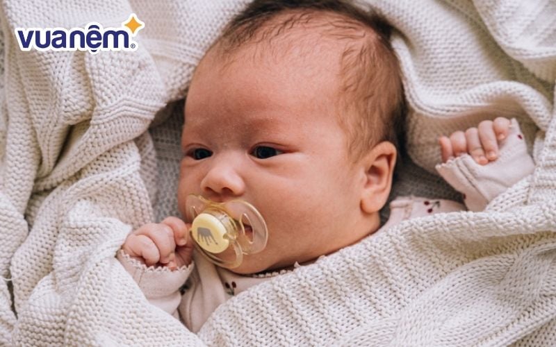 Không nên cho bé đắp chăn sơ sinh khi còn quá nhỏ