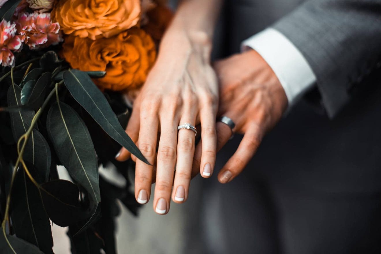 con gái đeo nhẫn cưới tay nào