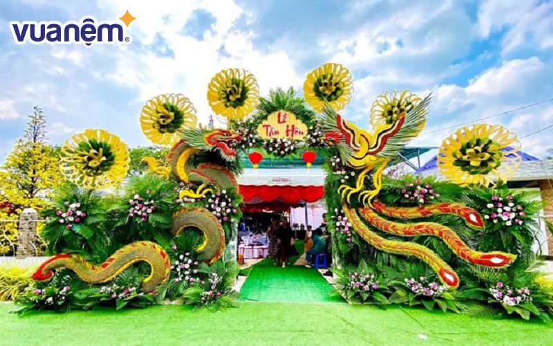 Cổng đám cưới miền Tây được trang trí rất công phu và tỉ mỉ