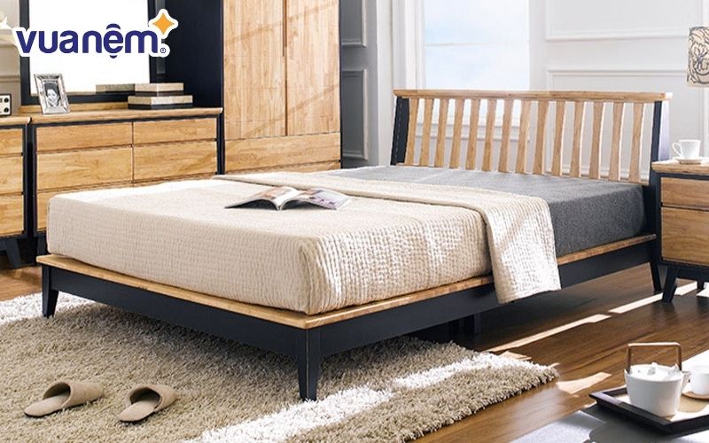 Mẫu giường ngủ gỗ cao su có tab đầu giường giúp có thêm không gian đựng đồ dùng cần thiết.