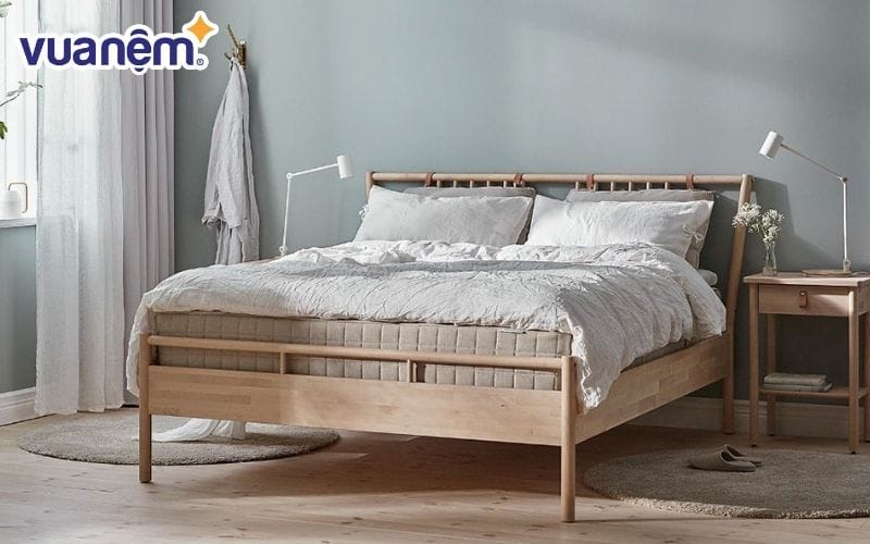 Giường ngủ gỗ cao su có trang trí họa tiết