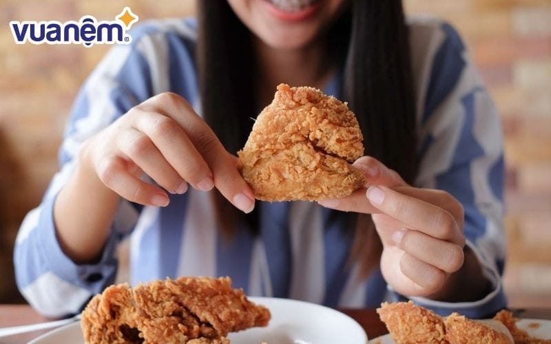 Hạn chế ăn đồ dầu mỡ trước khi ngủ