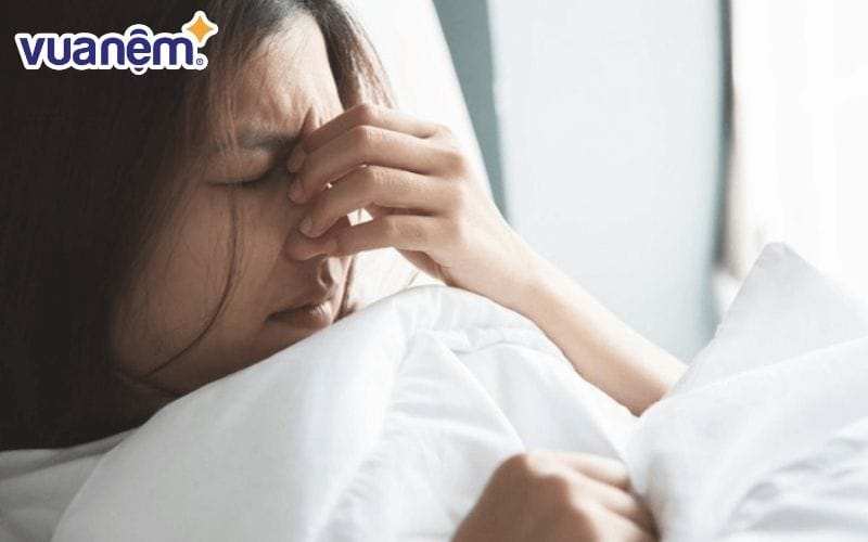 Ngủ quá nhiều Ngủ nhiều khiến gương mặt trở nên sưng, to hơn bình thường