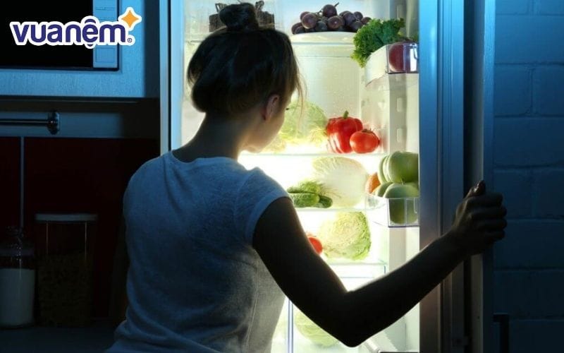 Ăn quá muộn Ăn quá muộn sẽ khiến bạn khó đi ngủ đúng giờ