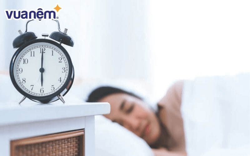 Đặt báo thức khi đi ngủ Đặt báo thức khi đi ngủ để thức dậy đúng giờ