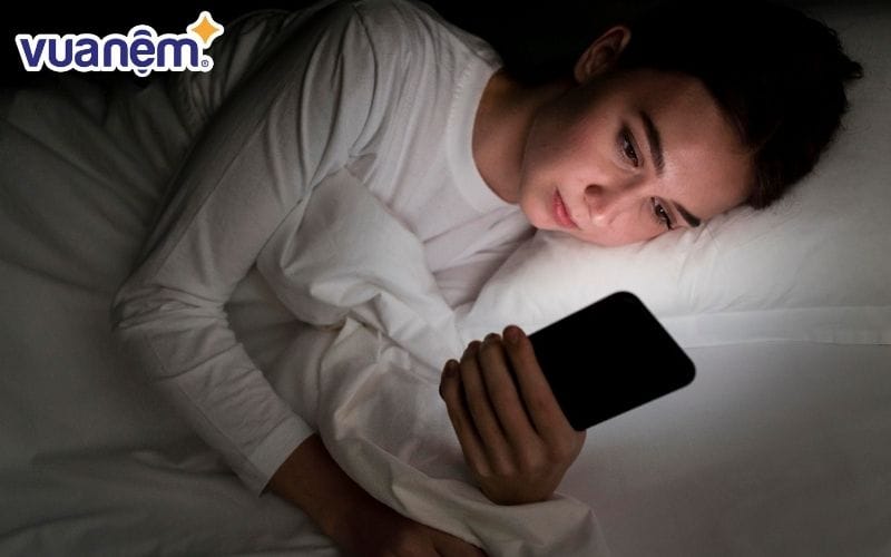 Tránh lướt điện thoại và máy tính trước giờ ngủ