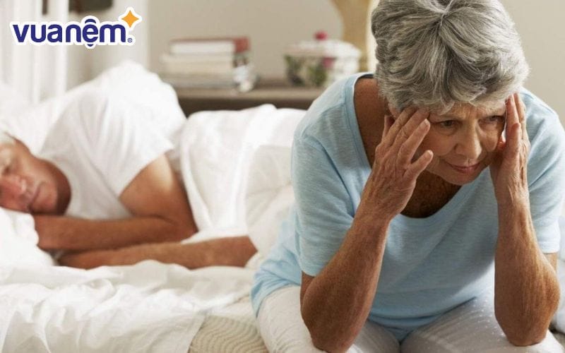 Người cao tuổi dễ bị mất ngủ, thức dậy giữa đêm